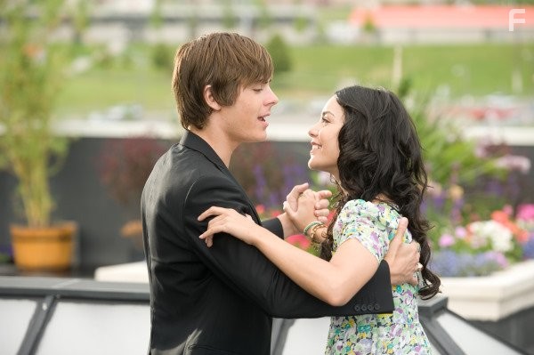 Vanessa Hudgens and Zac Efron in Классный мюзикл: Выпускной (2008)