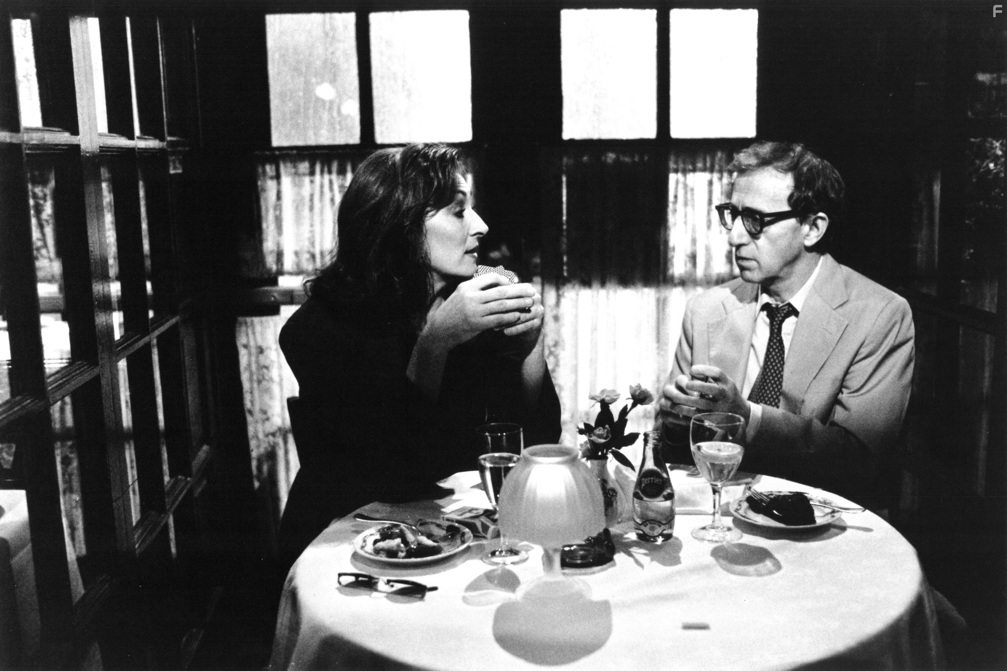 Woody Allen and Anjelica Huston in Загадочное убийство в Манхэттэне (1993)