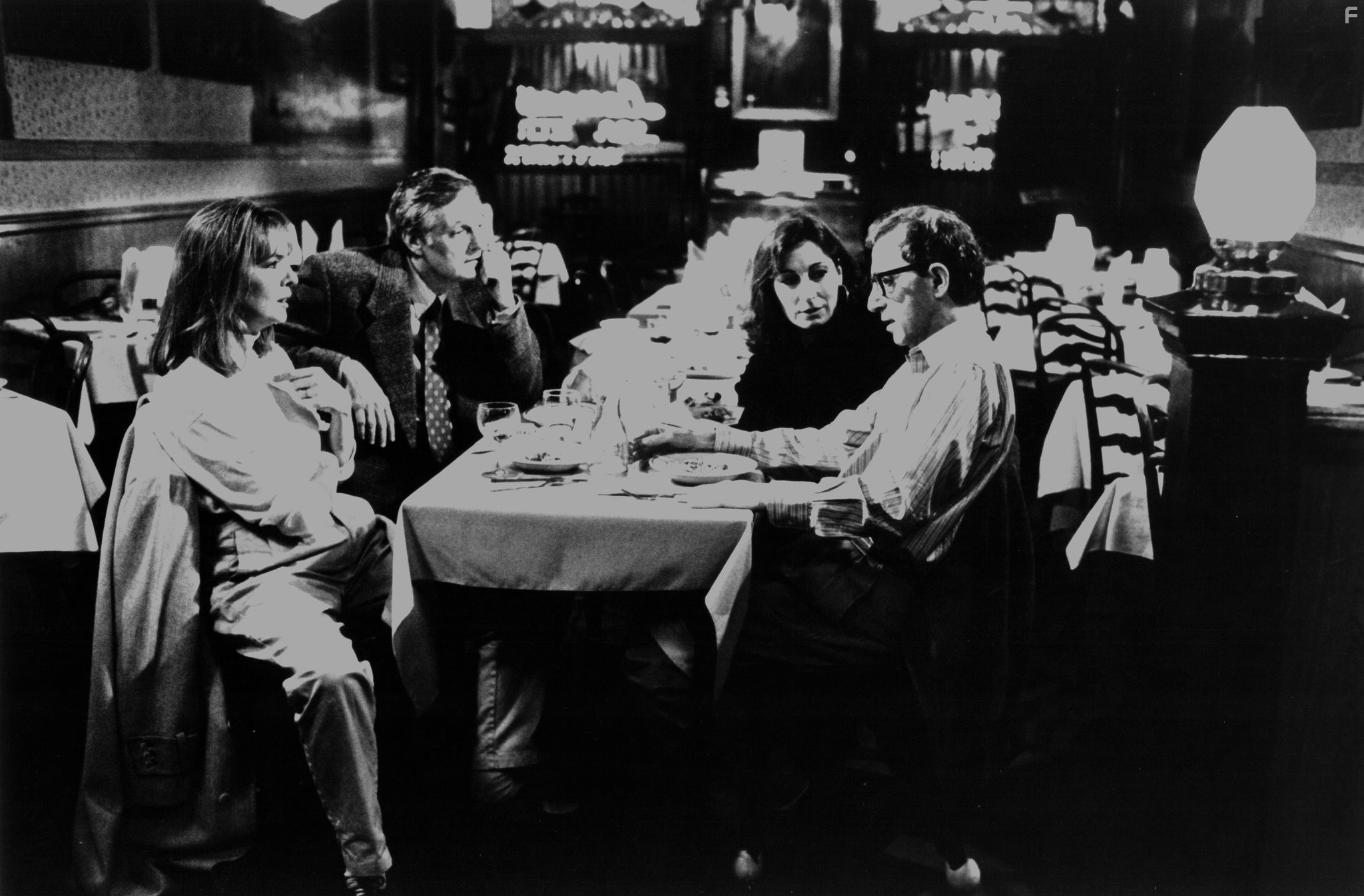 Woody Allen, Alan Alda, Diane Keaton, and Anjelica Huston in Загадочное убийство в Манхэттэне (1993)