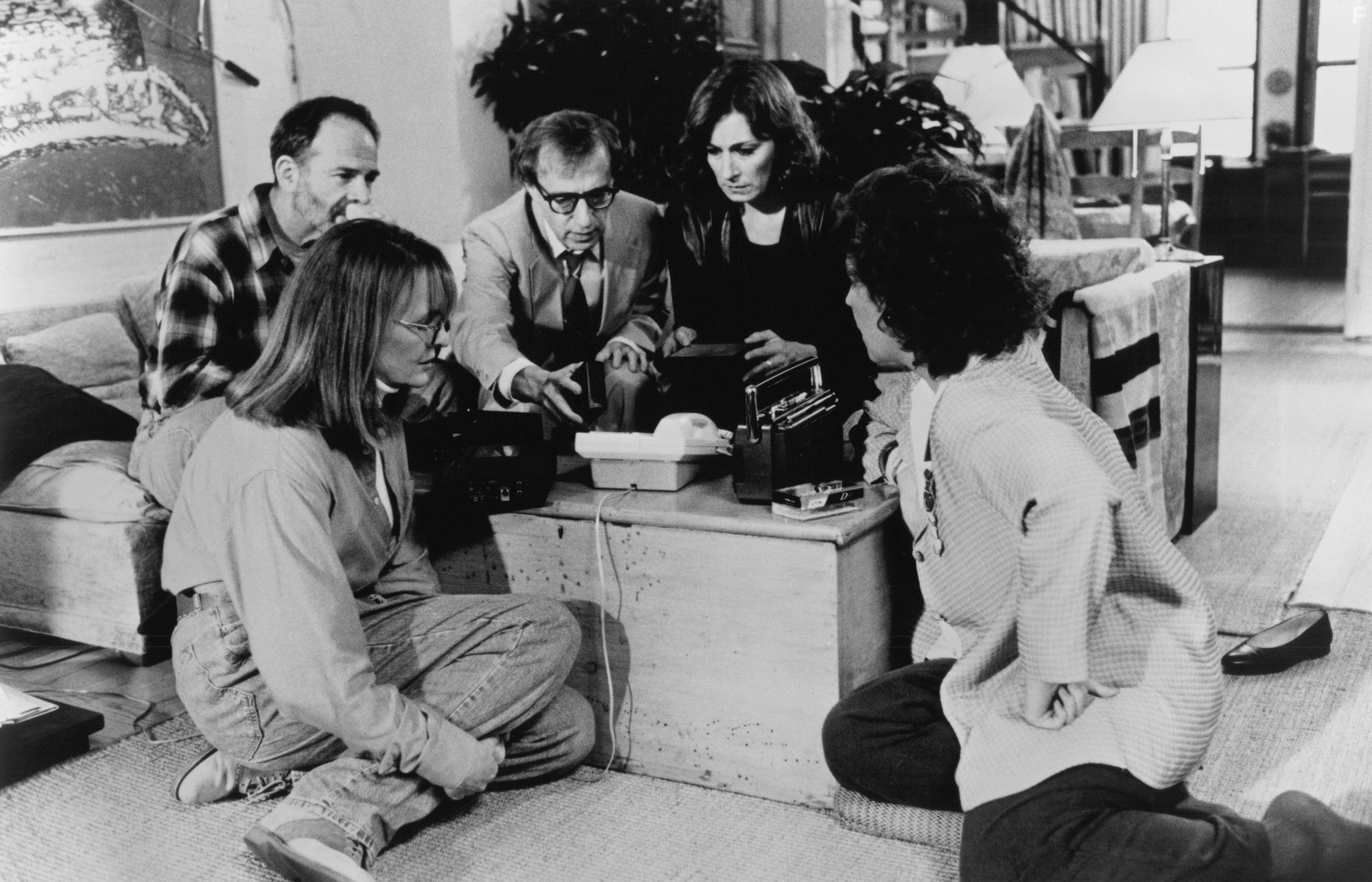 Woody Allen, Diane Keaton, Anjelica Huston, Joy Behar, and Ron Rifkin in Загадочное убийство в Манхэттэне (1993)