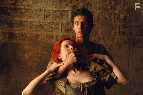 Karoline Herfurth and Ben Whishaw in Парфюмер: История одного убийцы (2006)