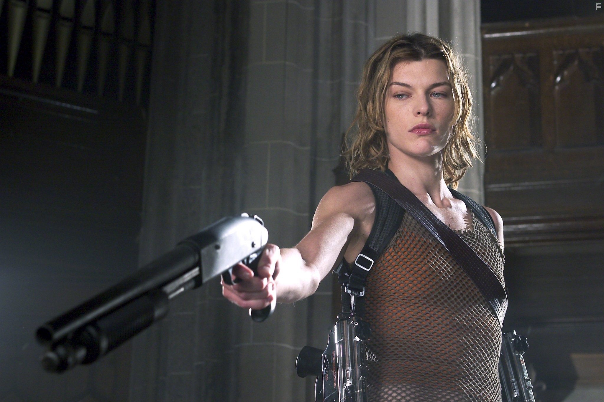 Milla Jovovich in Обитель зла 2: Апокалипсис (2004)