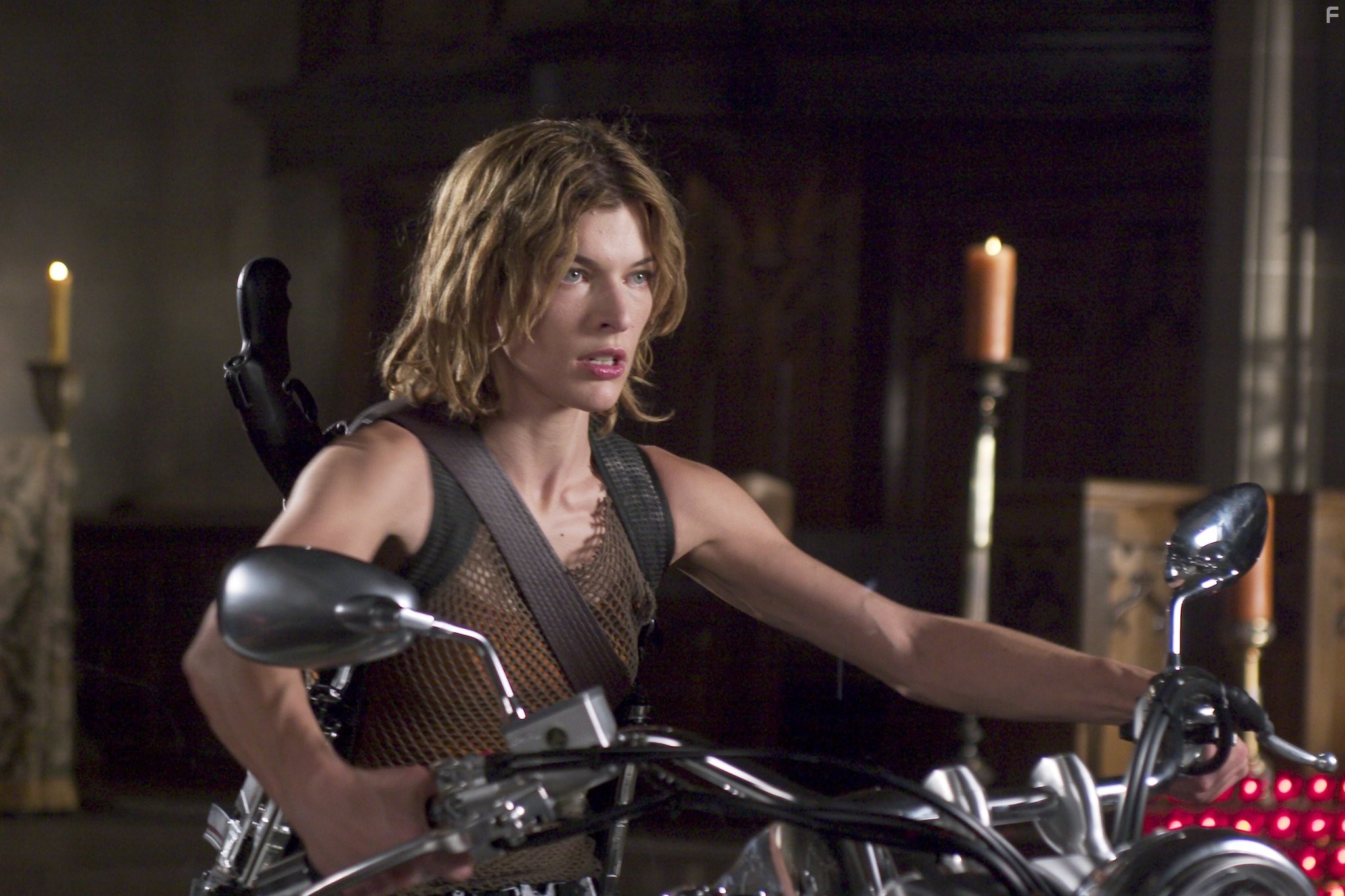 Milla Jovovich in Обитель зла 2: Апокалипсис (2004)