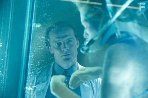 Milla Jovovich and Iain Glen in Обитель зла 2: Апокалипсис (2004)