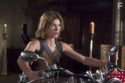 Milla Jovovich in Обитель зла 2: Апокалипсис (2004)