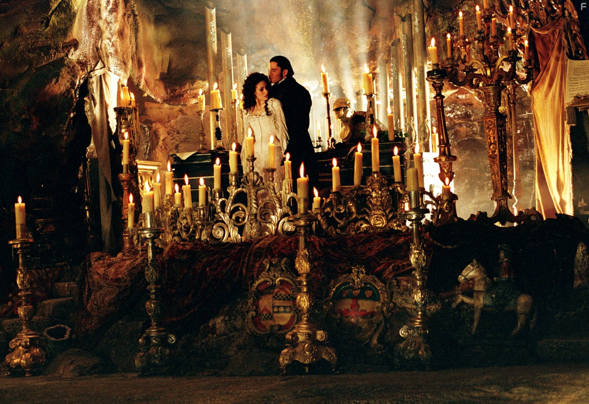 Emmy Rossum and Gerard Butler in Призрак оперы (2004)