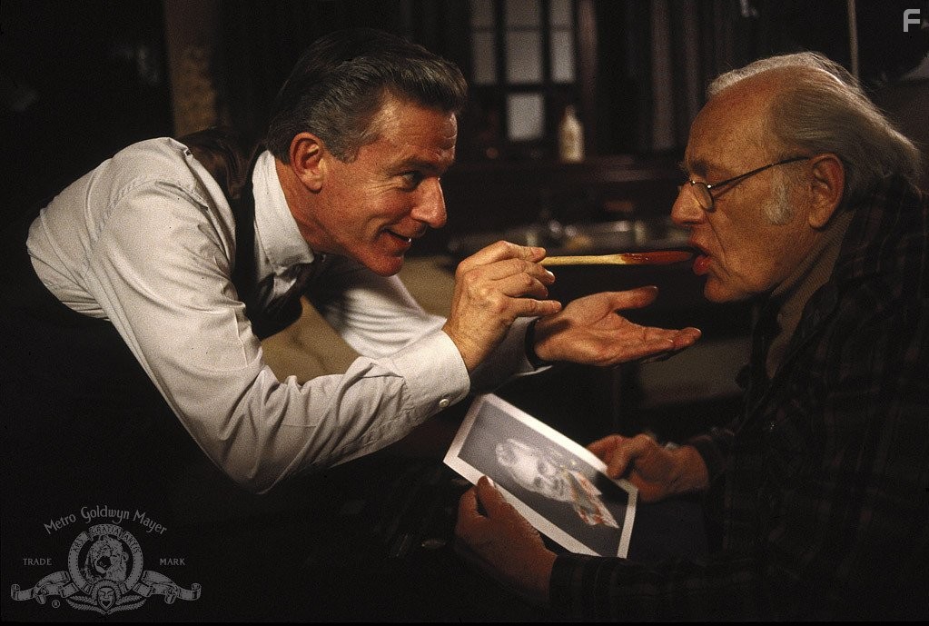 Roddy McDowall and Jan Rubes in Смерть зимой (1987)