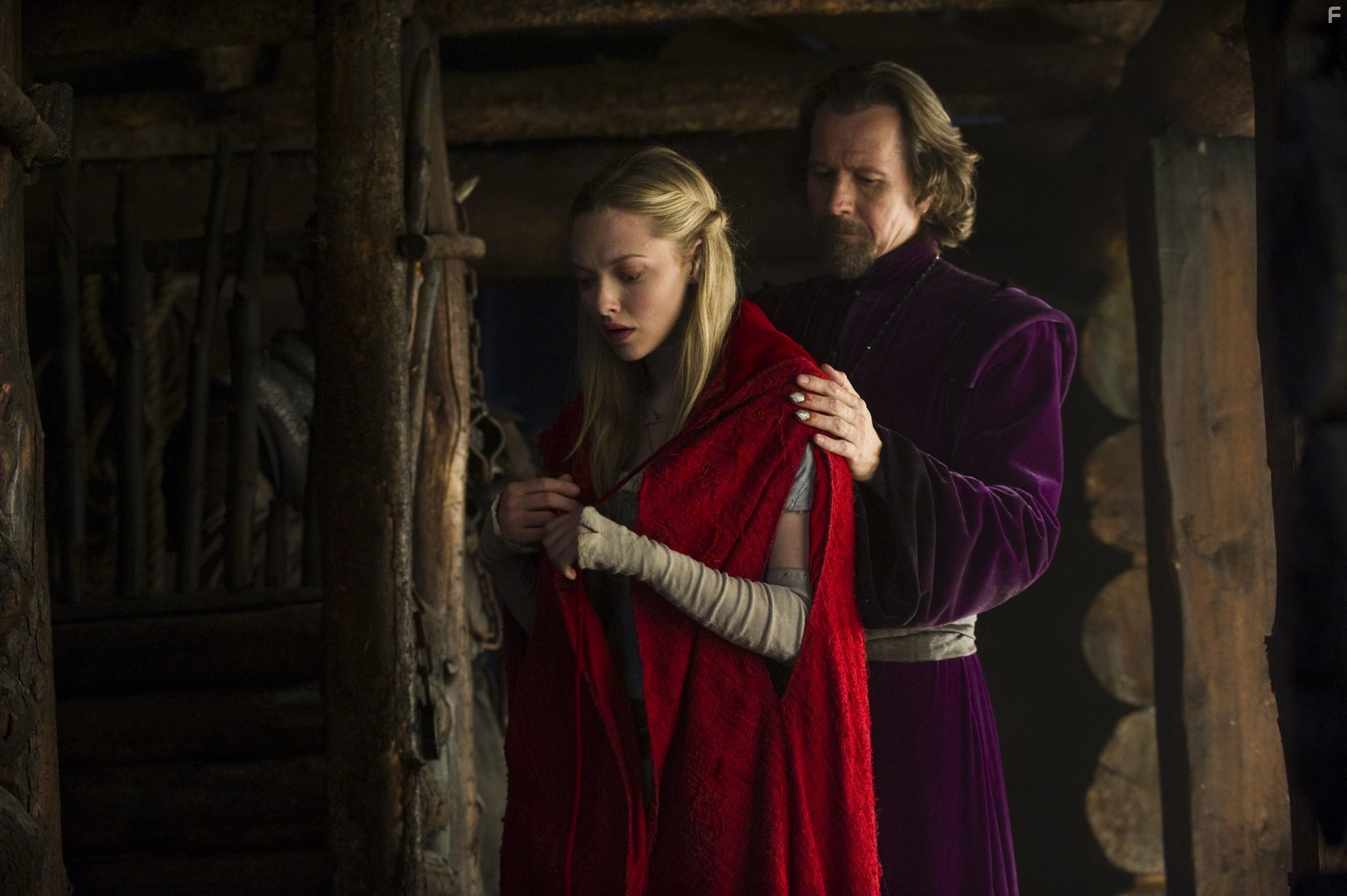 Gary Oldman and Amanda Seyfried in Красная шапочка (2011)