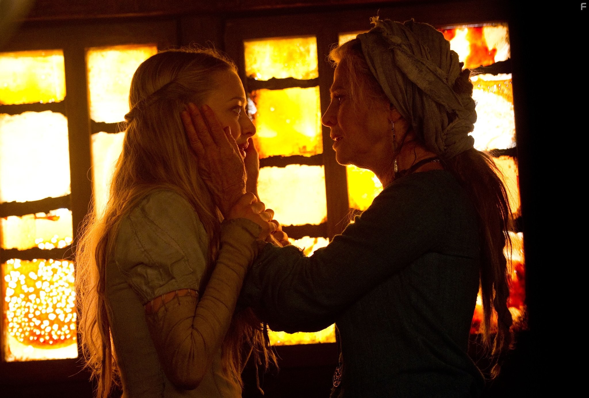 Julie Christie and Amanda Seyfried in Красная шапочка (2011)