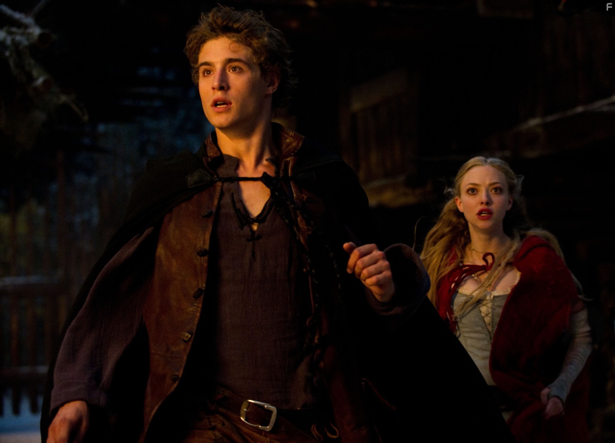 Amanda Seyfried and Max Irons in Красная шапочка (2011)