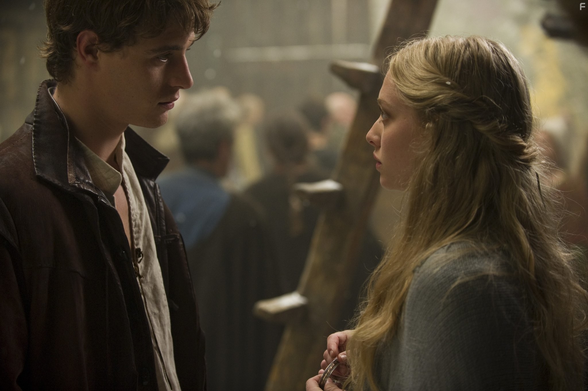 Amanda Seyfried and Max Irons in Красная шапочка (2011)
