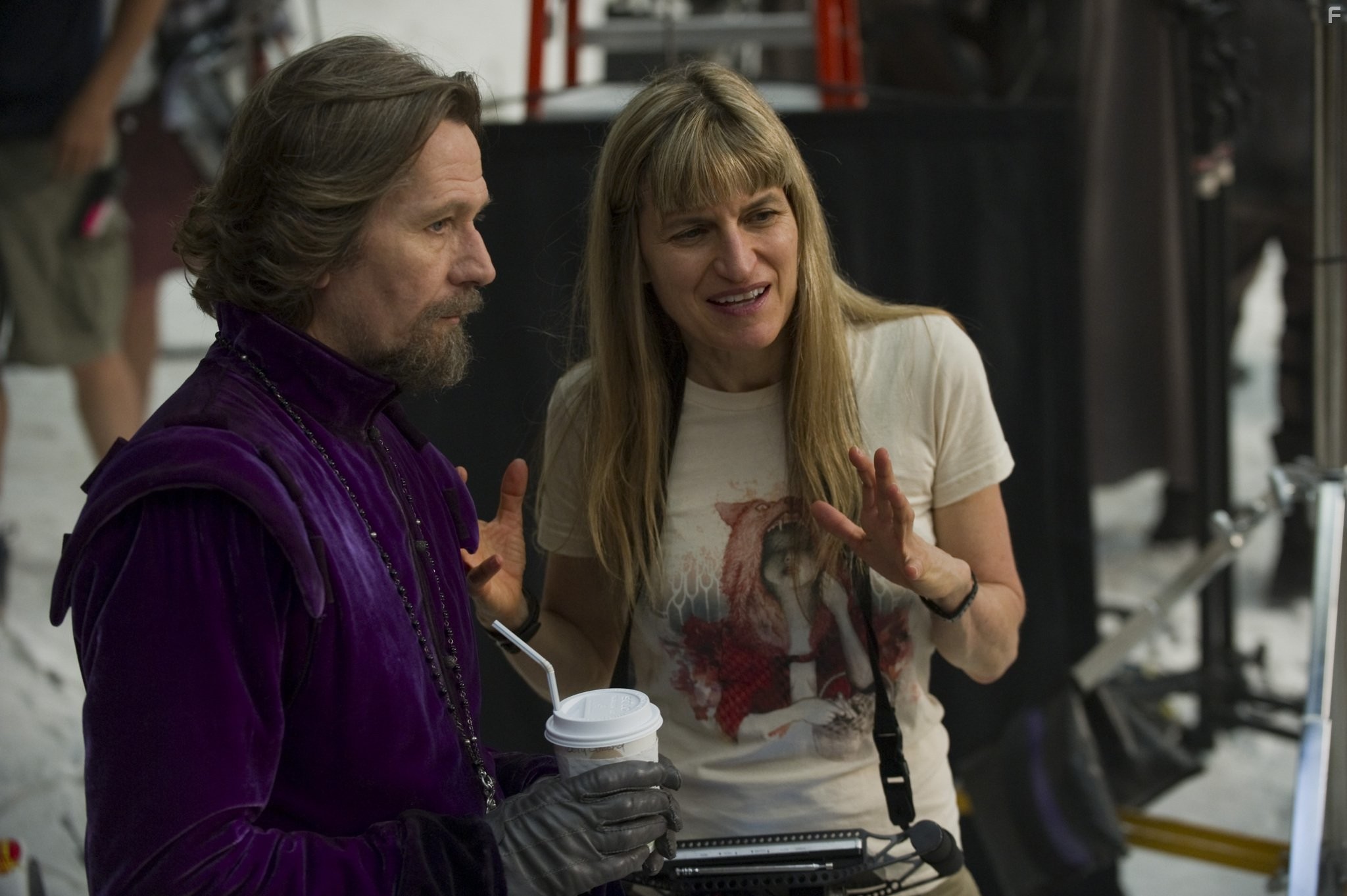 Gary Oldman and Catherine Hardwicke in Красная шапочка (2011)