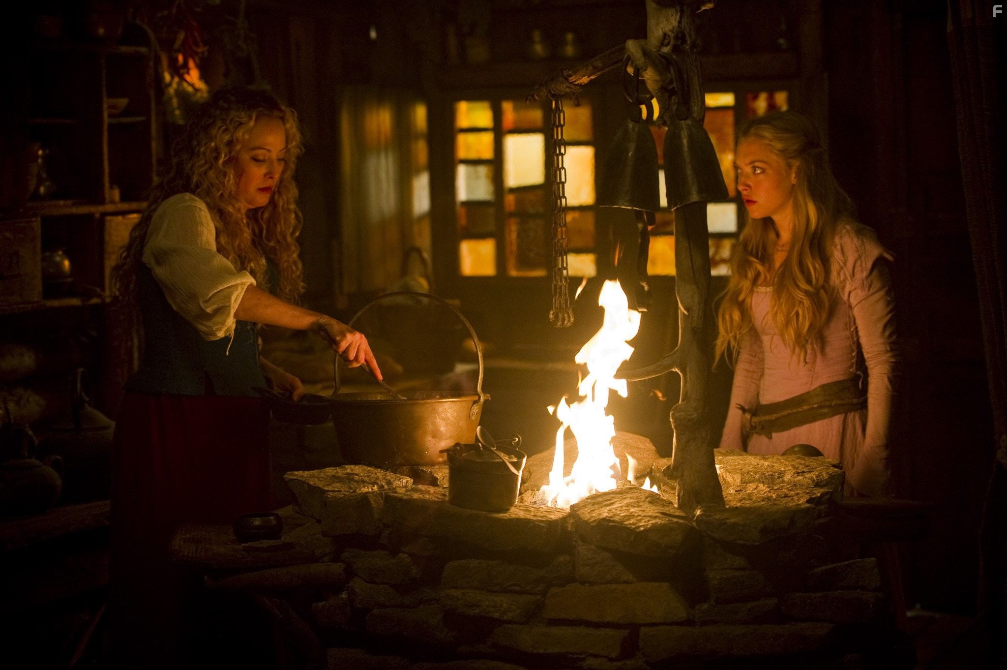 Virginia Madsen and Amanda Seyfried in Красная шапочка (2011)