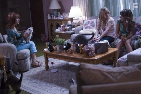 Haylie Duff, Hilary Duff, and Judy Tenuta in Реальные девчонки (2006)