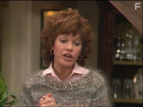 Julie Cobb in Чарльз в ответе (1984)