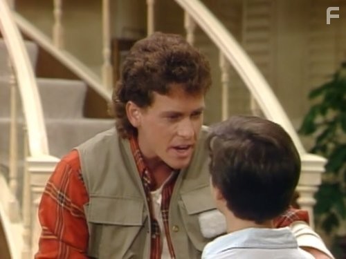 Willie Aames and Michael Pearlman in Чарльз в ответе (1984)