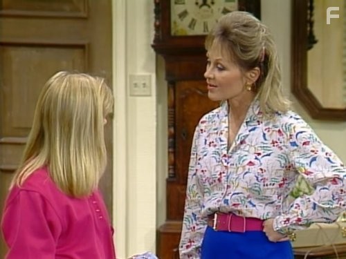 Nicole Eggert and Sandra Kerns in Чарльз в ответе (1984)