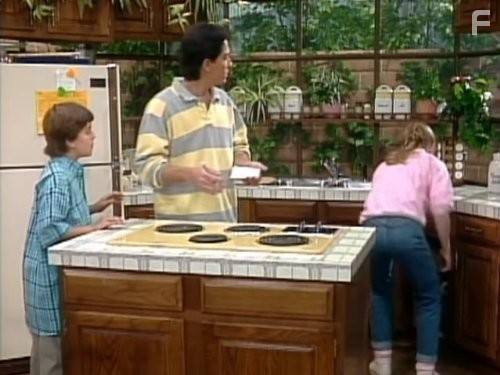 Scott Baio and Alexander Polinsky in Чарльз в ответе (1984)