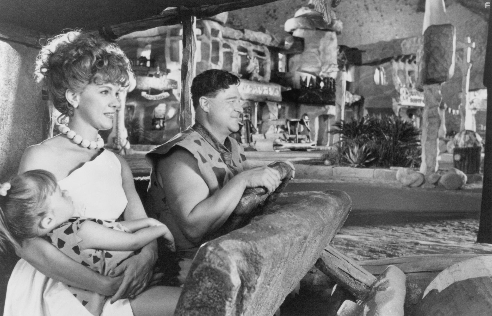 John Goodman and Elizabeth Perkins in Флинтстоуны (1994)