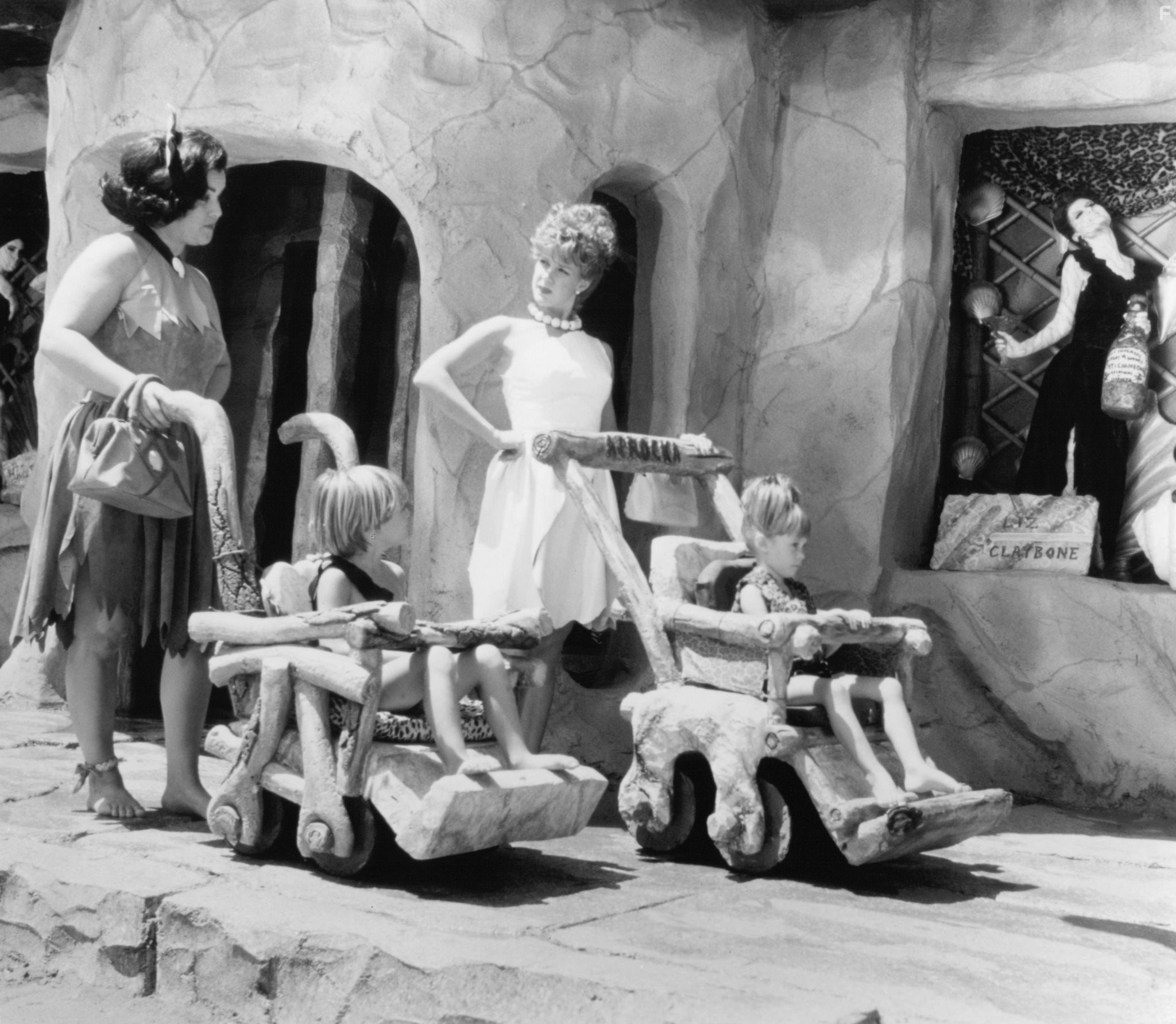 Elizabeth Perkins, Rosie O'Donnell, Hlynur Sigur?sson, Marin? Sigur?sson, Elaine Silver, and Melanie Silver in Флинтстоуны (1994)