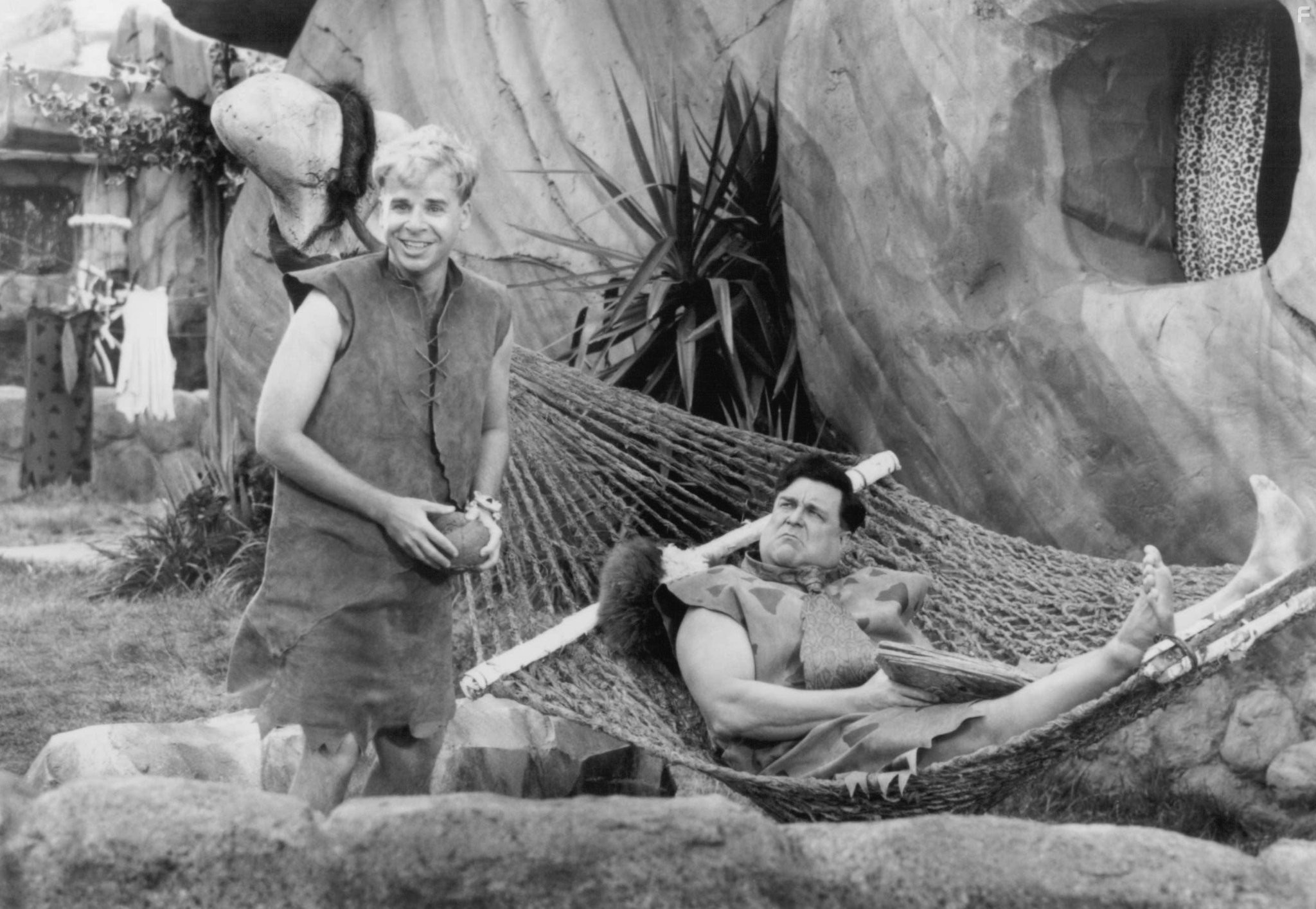 John Goodman and Rick Moranis in Флинтстоуны (1994)