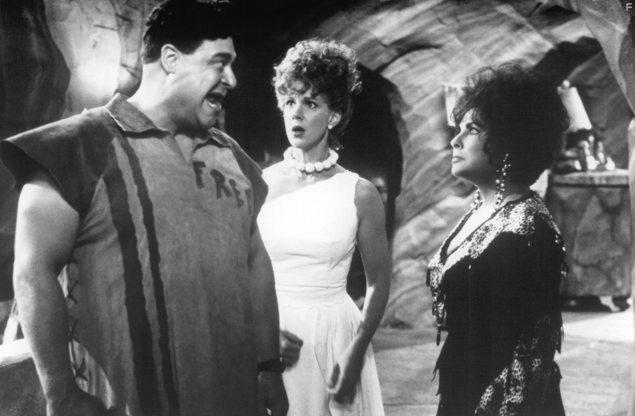 Elizabeth Taylor, John Goodman, and Elizabeth Perkins in Флинтстоуны (1994)