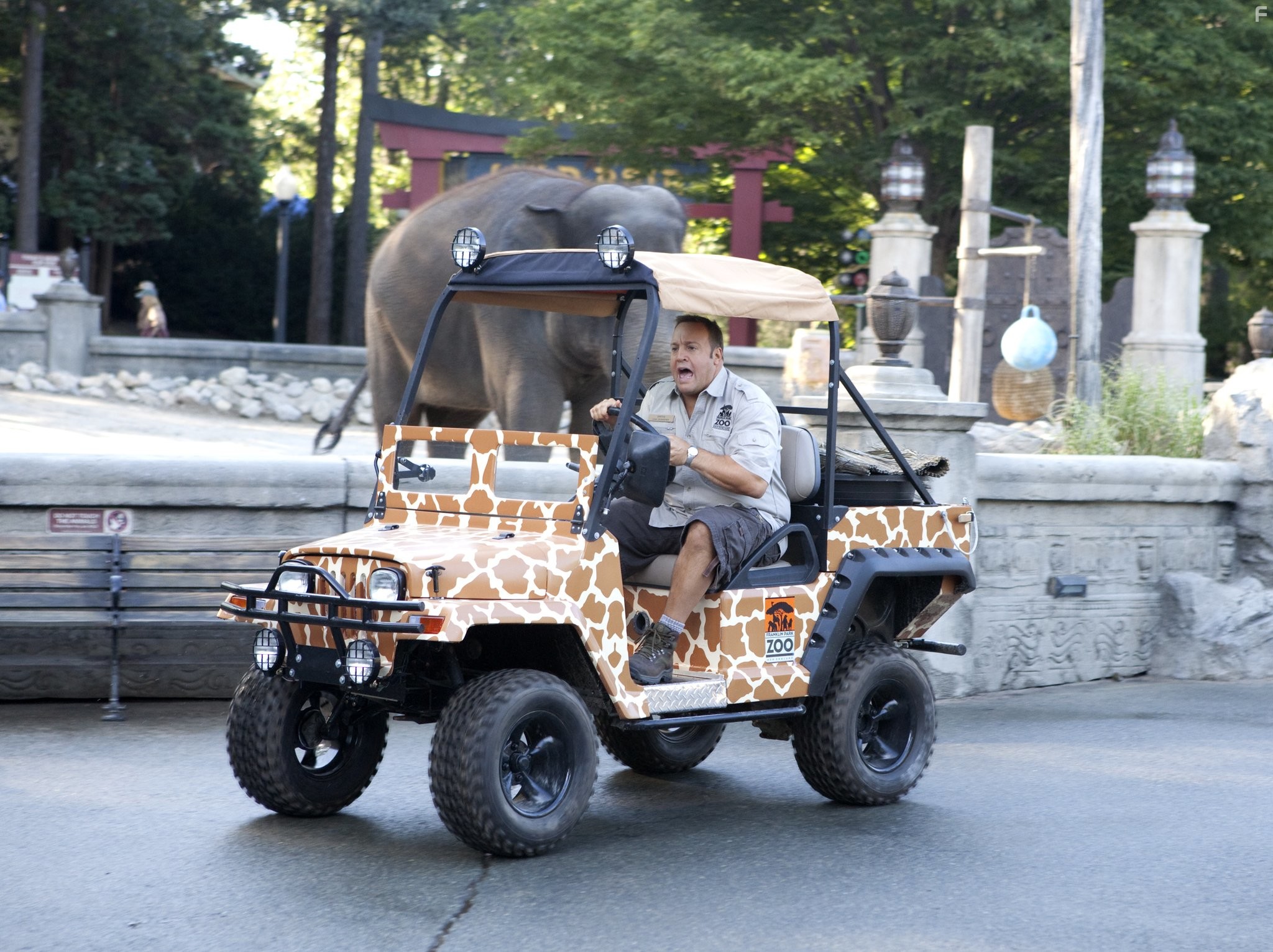 Kevin James in Мой парень из зоопарка (2011)