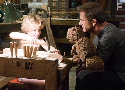 Mel Gibson and Riley Thomas Stewart in The Beaver (2011)