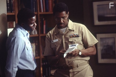 Denzel Washington and Derek Luke in История Антуана Фишера (2002)