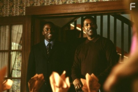 Denzel Washington and Derek Luke in История Антуана Фишера (2002)