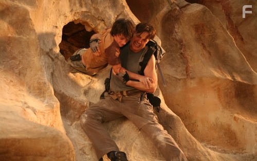 Brendan Fraser and Josh Hutcherson in Путешествие к центру Земли (2008)