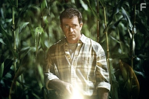 Everything that farmer Graham Hess (Mel Gibson) assumed about the world is changed when he discovers a message - an intricate pattern of circles and lines - carved into his crops.