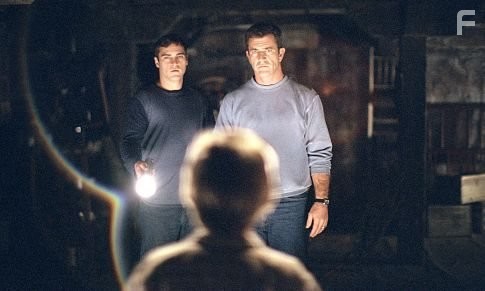 Mel Gibson and Joaquin Phoenix in Знаки (2002)