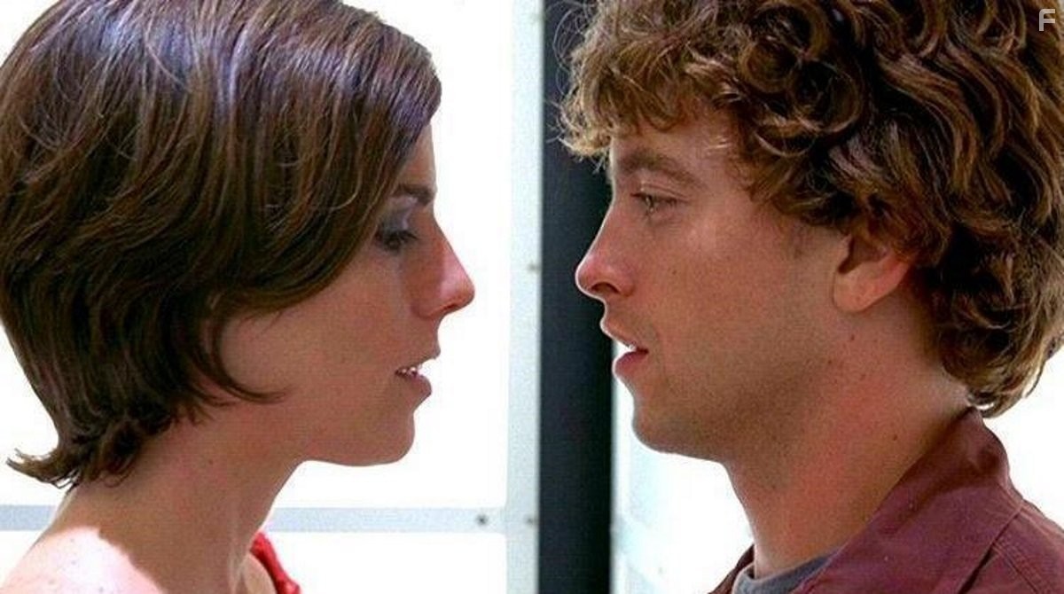 Lindsey Connell and Matthew Ferguson in Куб 2: Гиперкуб (2002)