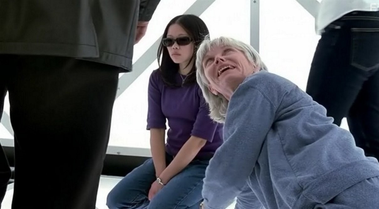 Barbara Gordon and Grace Lynn Kung in Куб 2: Гиперкуб (2002)