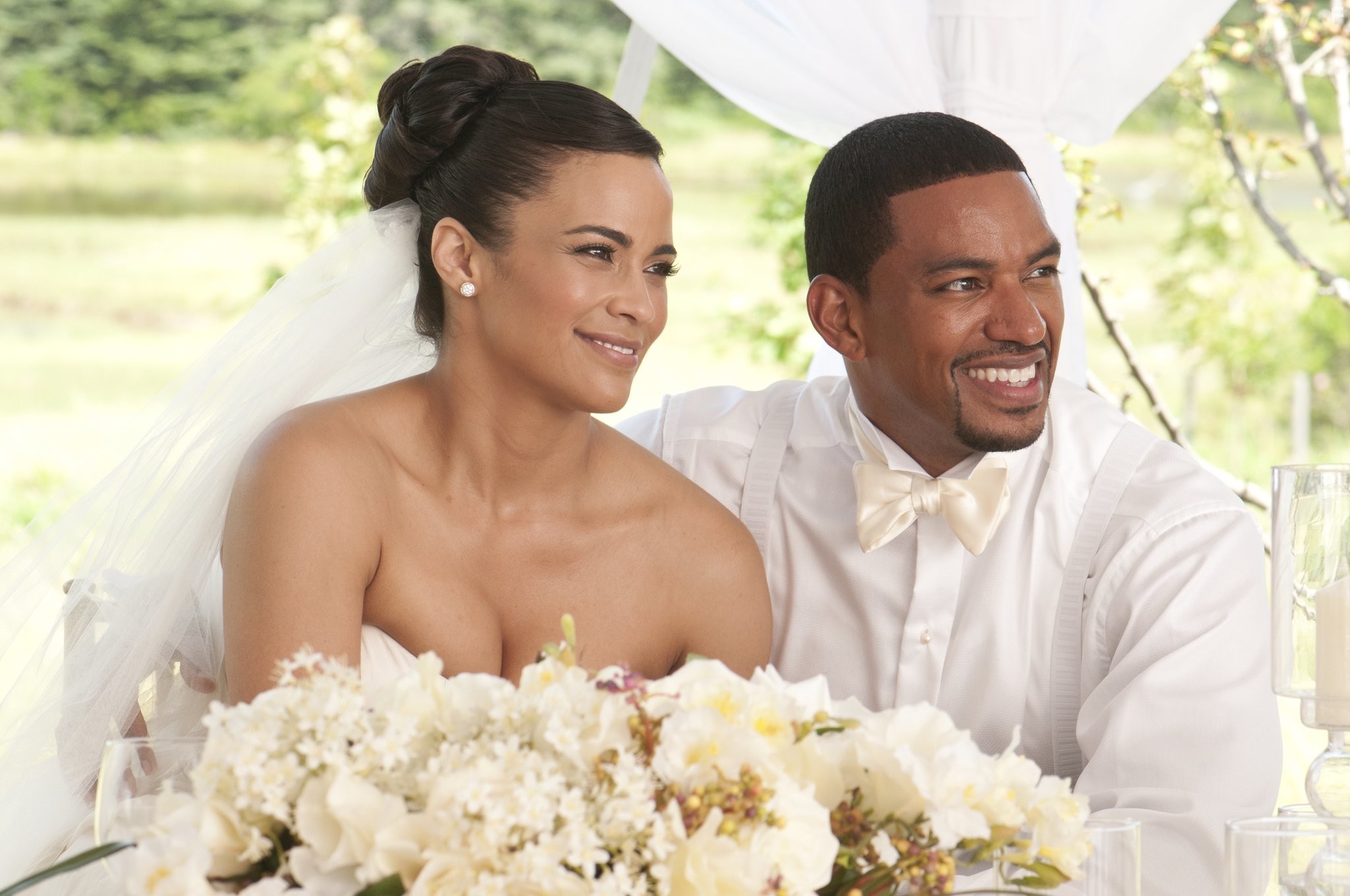 Laz Alonso and Paula Patton in Испытание свадьбой (2011)