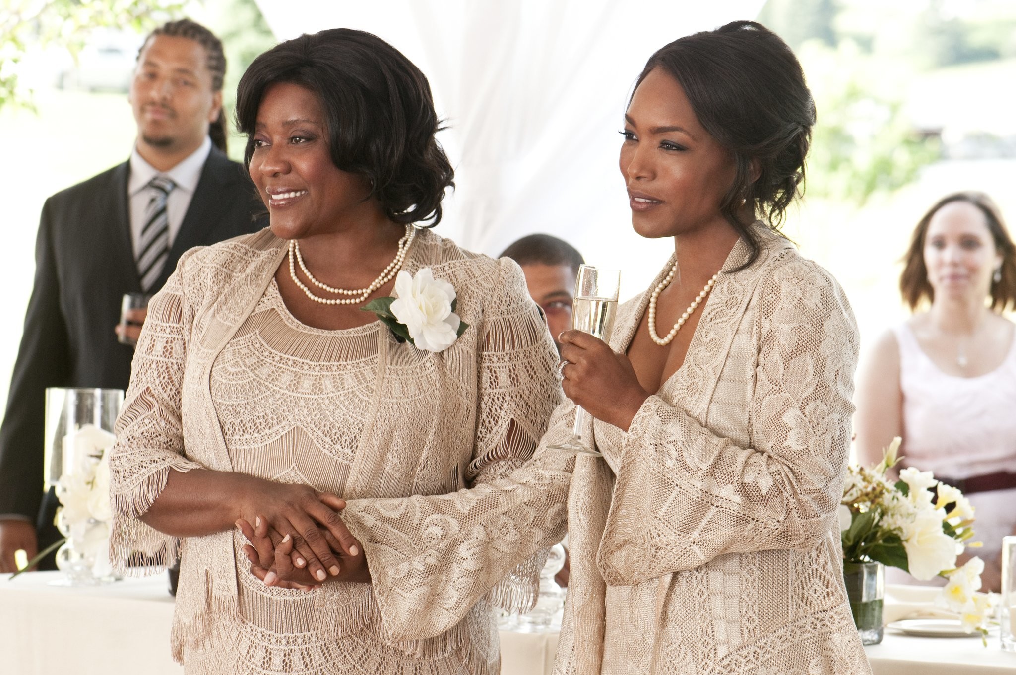 Angela Bassett and Loretta Devine in Испытание свадьбой (2011)