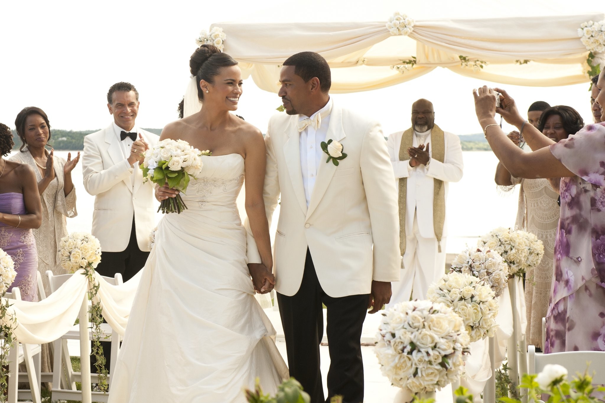 Laz Alonso and Paula Patton in Испытание свадьбой (2011)