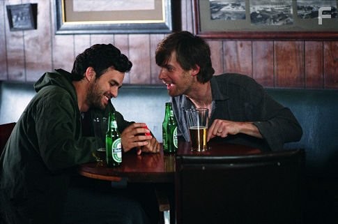 Peter Krause and Mark Ruffalo in Мы здесь больше не живем (2004)