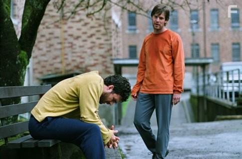 Peter Krause and Mark Ruffalo in Мы здесь больше не живем (2004)