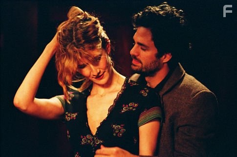 Laura Dern and Mark Ruffalo in Мы здесь больше не живем (2004)