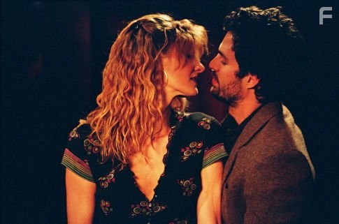 Laura Dern and Mark Ruffalo in Мы здесь больше не живем (2004)