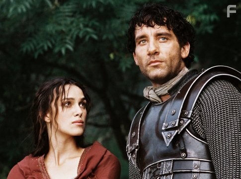 Keira Knightley and Clive Owen in Король Артур (2004)