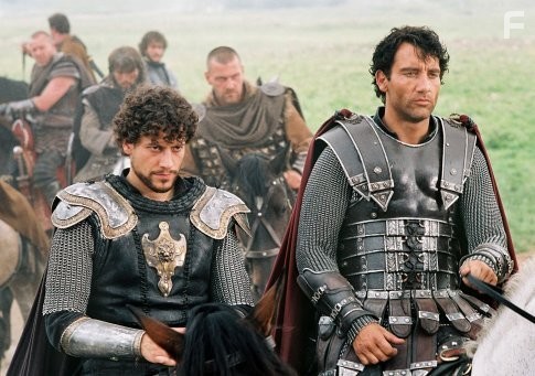 Ioan Gruffudd and Clive Owen in Король Артур (2004)