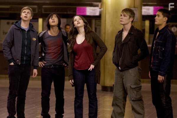Michael Cera, Kat Dennings, Aaron Yoo, Rafi Gavron, and Jonathan B. Wright in Будь моим парнем на пять минут (2008)