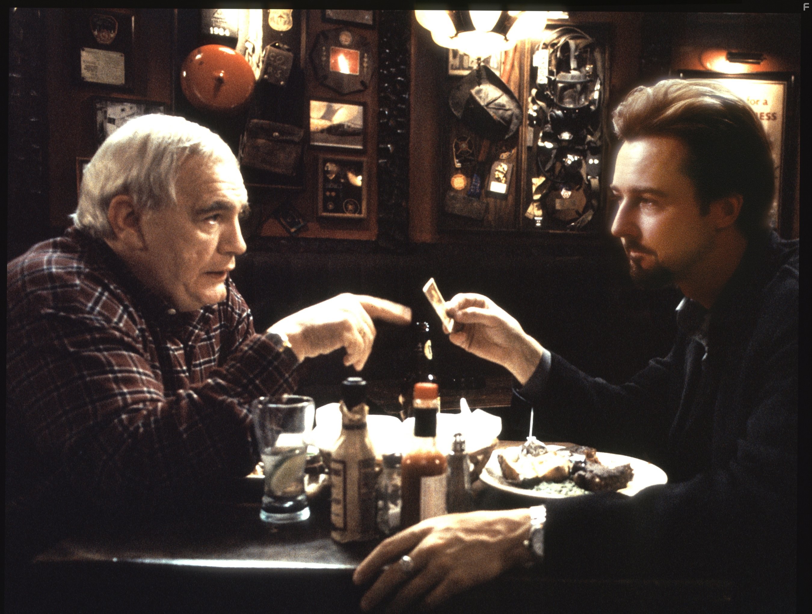 Edward Norton and Brian Cox in 25-Й час (2002)