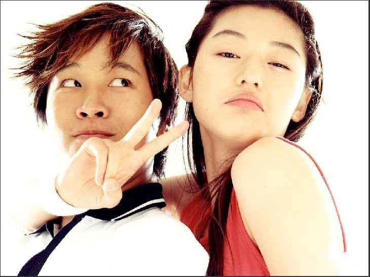 Ji-hyun Jun and Tae-hyun Cha in Дрянная девчонка (2001)