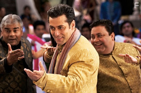 Salman Khan, Manoj Pahwa, and Sharat Saxena in Всегда готов! (2011)