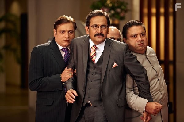 Mahesh Manjrekar, Manoj Pahwa, and Manoj Joshi in Всегда готов! (2011)