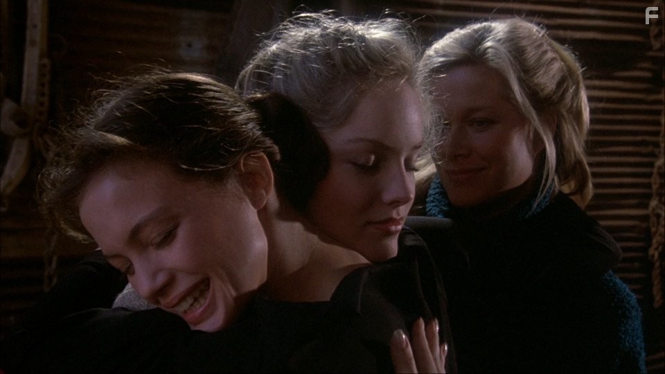 Sharon Stone, Susan Buckner, and Maren Jensen in Смертельное благословение (1981)